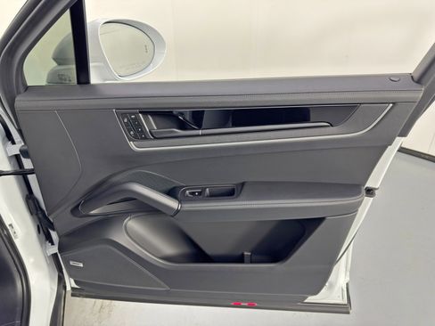 Used 2024 Porsche Cayenne S w/ Premium Package Plus image 45