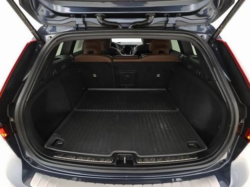 Used 2023 Volvo V60 B5 Cross Country Plus image 21