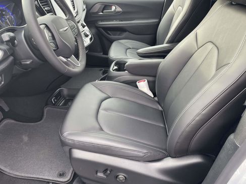 New 2026 Chrysler Pacifica Select image 18
