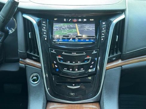 Used 2017 Cadillac Escalade Luxury AWD/4WD image 29