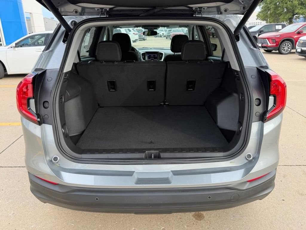 Used 2023 GMC Terrain SLE w/ Driver Convenience Package FWD image 4