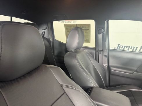 Used 2022 Toyota Tacoma TRD Off-Road w/ Technology Package AWD/4WD image 32