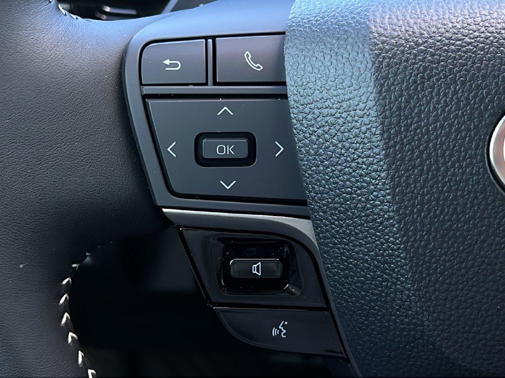Used 2026 Toyota Camry SE FWD image 18