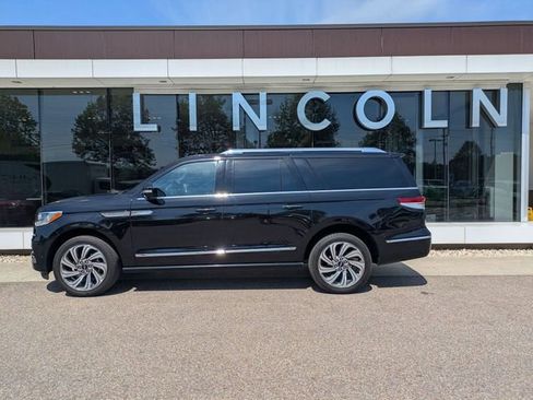Used 2023 Lincoln Navigator L Reserve image 3