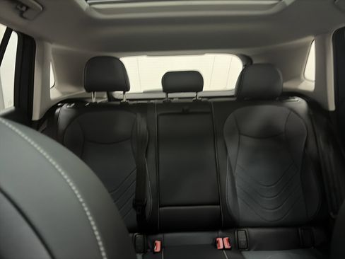 Certified 2025 Volkswagen Tiguan SE image 35