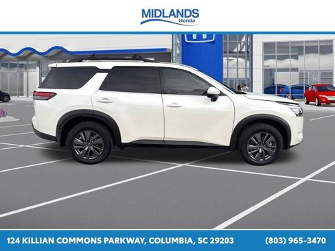 Used 2022 Nissan Pathfinder SV AWD/4WD image 16