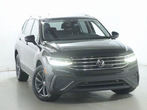 Used 2022 Volkswagen Tiguan SE w/ Panoramic Sunroof Package AWD/4WD image 2