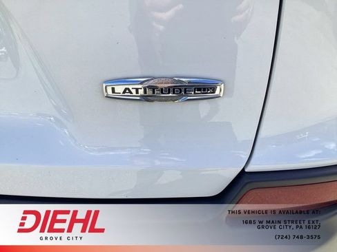 Used 2022 Jeep Cherokee Latitude Lux w/ Sun & Sound Group AWD/4WD image 11