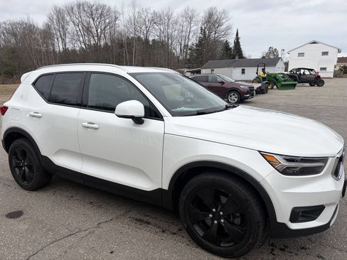 Used 2021 Volvo XC40 T5 Momentum image 10