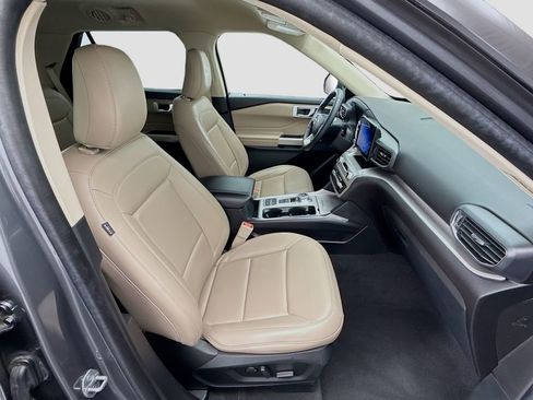 Used 2022 Ford Explorer XLT w/ Equipment Group 202A image 19