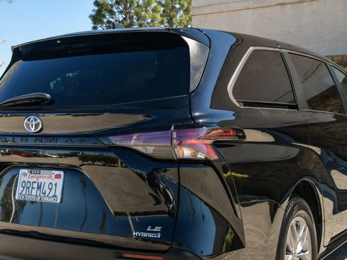 Used 2024 Toyota Sienna LE image 9