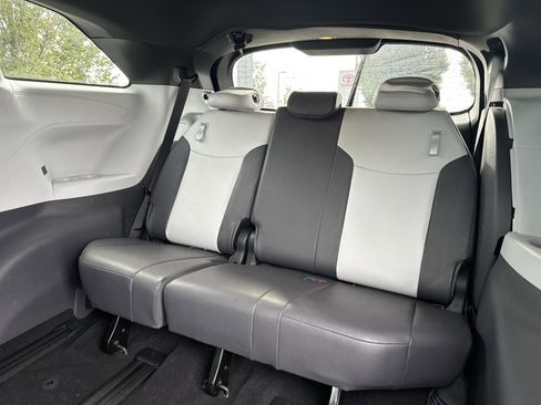 Certified 2023 Toyota Sienna XSE image 31
