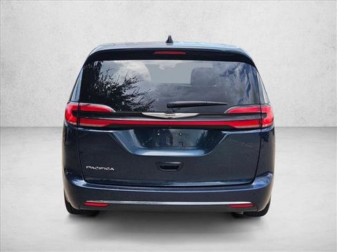 Used 2023 Chrysler Pacifica Touring-L FWD image 6