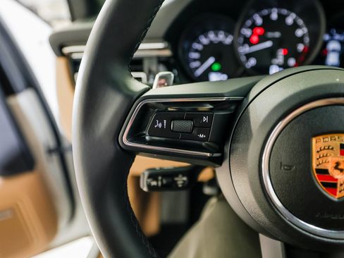 Certified 2025 Porsche Macan image 17