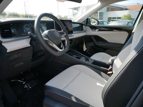 New 2025 Volkswagen Tiguan SE image 3