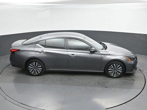 Used 2025 Nissan Altima 2.5 SV FWD image 30