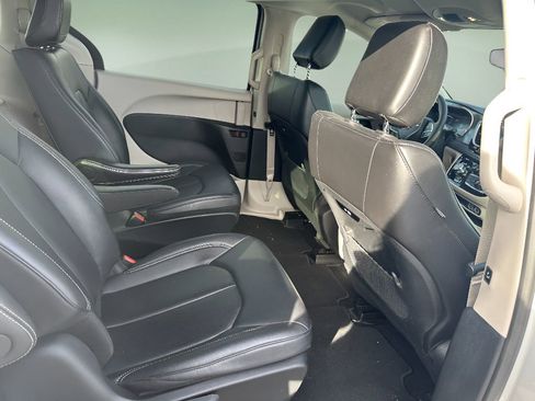 Used 2024 Chrysler Pacifica Select image 21