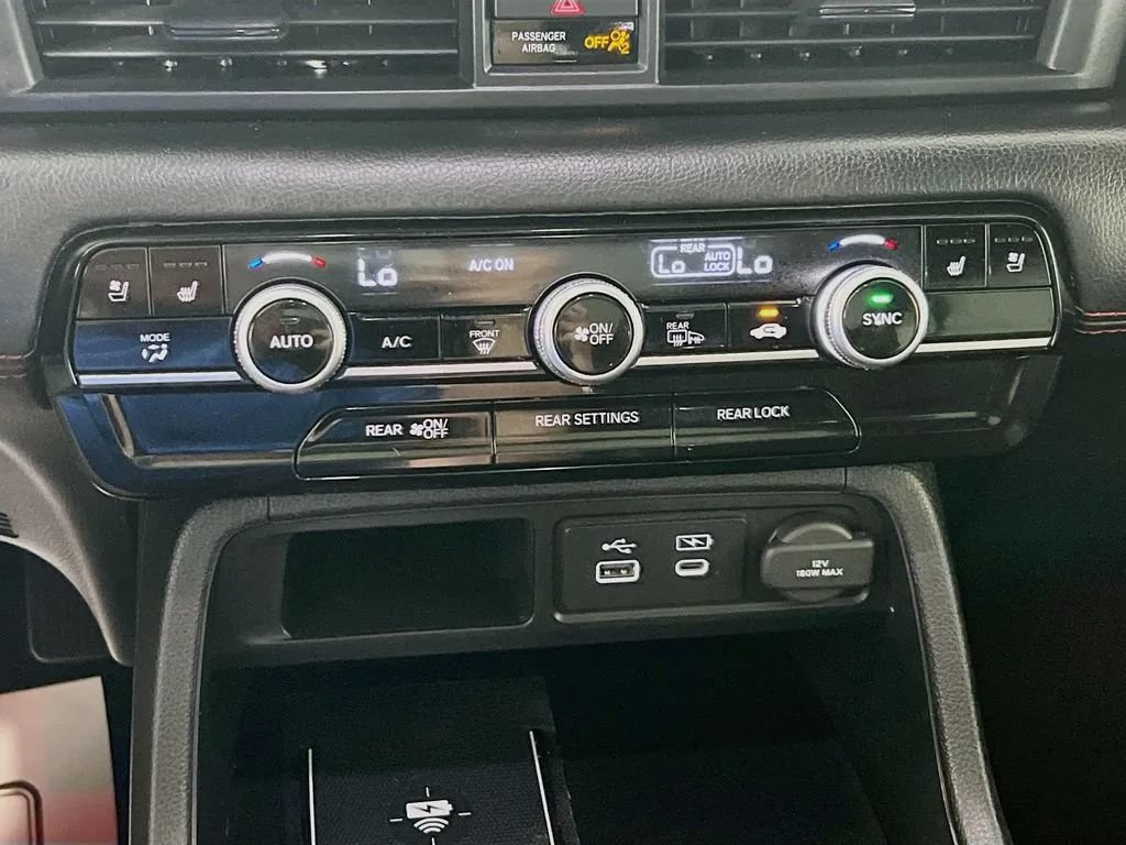 Used 2025 Honda Pilot Black Edition image 17