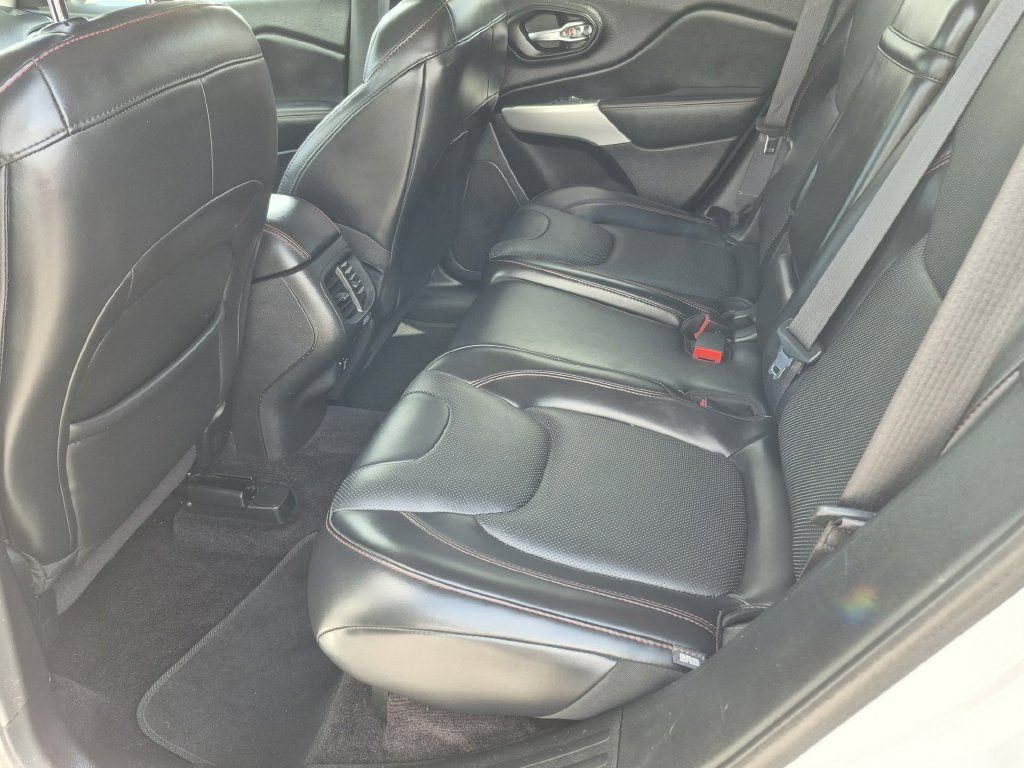 Used 2017 Jeep Cherokee Trailhawk AWD/4WD image 9