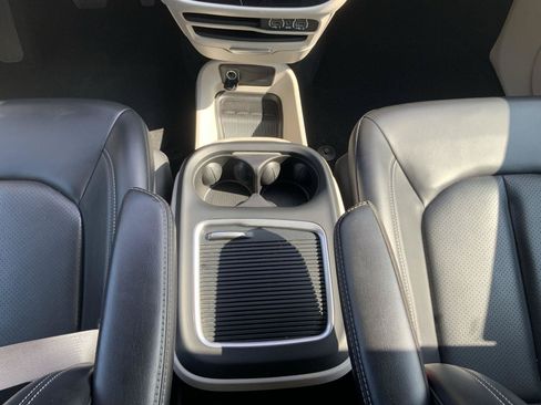 Used 2023 Chrysler Pacifica Touring-L FWD image 42
