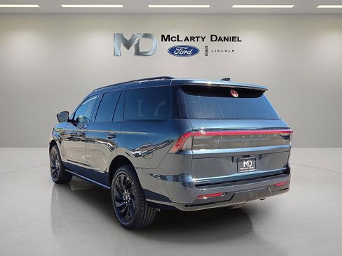 New 2025 Lincoln Navigator Reserve w/ Jet Appearance Package image 4