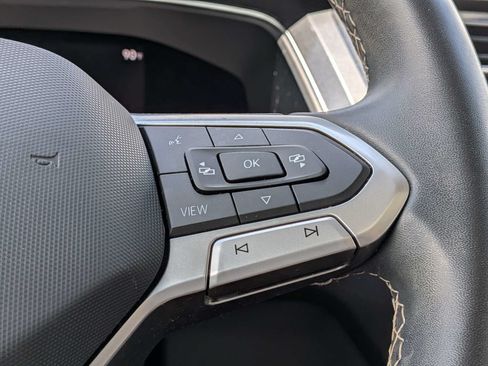 Used 2022 Volkswagen Tiguan SE w/ Panoramic Sunroof Package FWD image 31