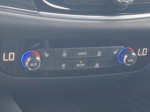 Used 2022 Buick Enclave Essence w/ Sport Touring Edition image 22