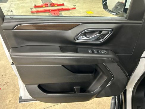 Used 2023 GMC Yukon SLE w/ Gmc Pro Safety Plus Package AWD/4WD image 15