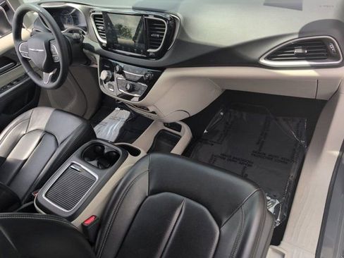 Used 2023 Chrysler Pacifica Touring-L image 31