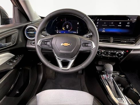 Used 2025 Chevrolet Trax LT w/ Driver Confidence Package image 9