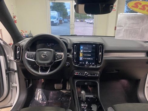 Used 2022 Volvo XC40 T5 R-Design AWD/4WD image 18