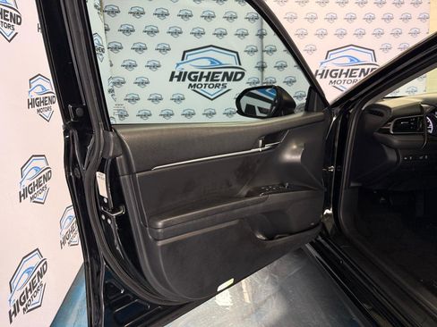 Used 2019 Toyota Camry SE image 12