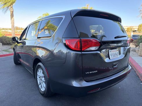 Used 2022 Chrysler Voyager LX FWD image 5