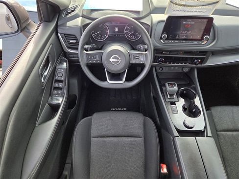 Used 2024 Nissan Rogue SV image 8