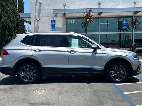Used 2023 Volkswagen Tiguan SE w/ Panoramic Sunroof Package FWD image 3