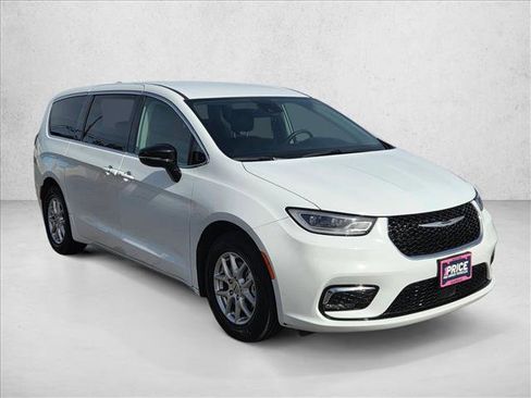 Used 2024 Chrysler Pacifica Touring-L image 3