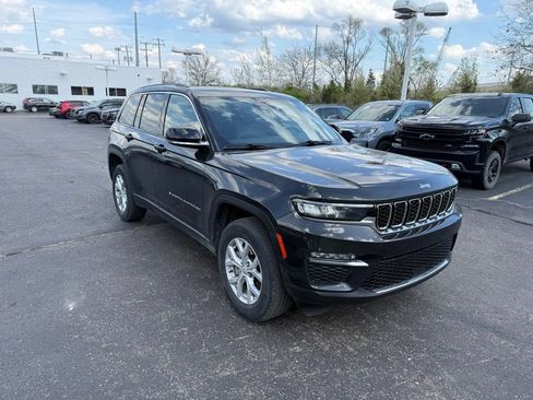 Used 2023 Jeep Grand Cherokee Limited AWD/4WD image 4