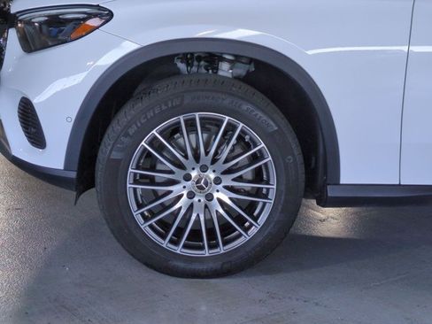 Used 2024 Mercedes-Benz GLC 300 4MATIC image 23