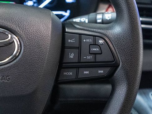 Certified 2025 Toyota Sienna LE FWD image 19