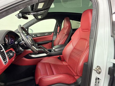 Used 2023 Porsche Cayenne Turbo image 5