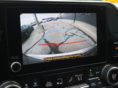 Used 2024 Toyota Highlander XLE image 12