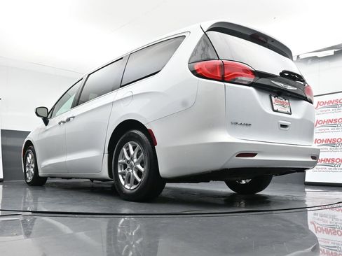 Used 2022 Chrysler Voyager LX image 35