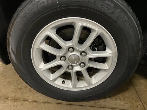 Used 2019 Jeep Grand Cherokee Laredo w/ Security & Convenience Group image 22