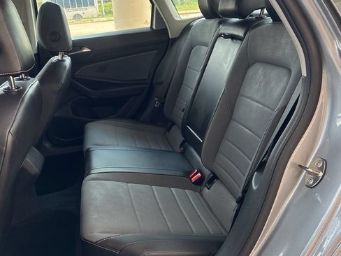 Used 2025 Volkswagen Jetta SE FWD image 9