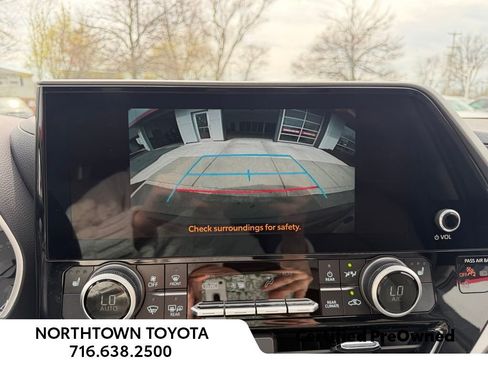 Used 2026 Toyota Highlander XLE image 12