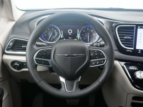 Used 2024 Chrysler Pacifica Touring-L FWD image 13