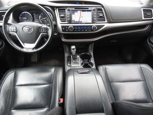 Used 2017 Toyota Highlander XLE AWD/4WD image 34
