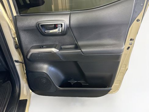 Used 2017 Toyota Tacoma TRD Off-Road image 29