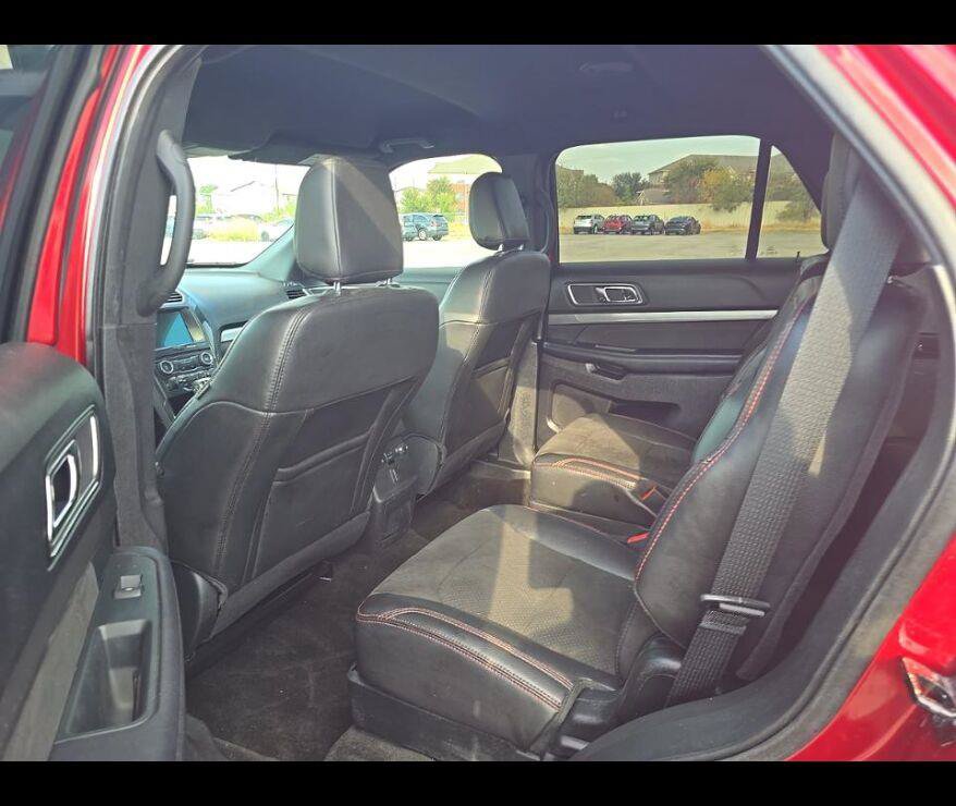 Used 2018 Ford Explorer XLT w/ Equipment Group 202A FWD image 7
