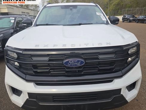 Used 2025 Ford Expedition Active image 2